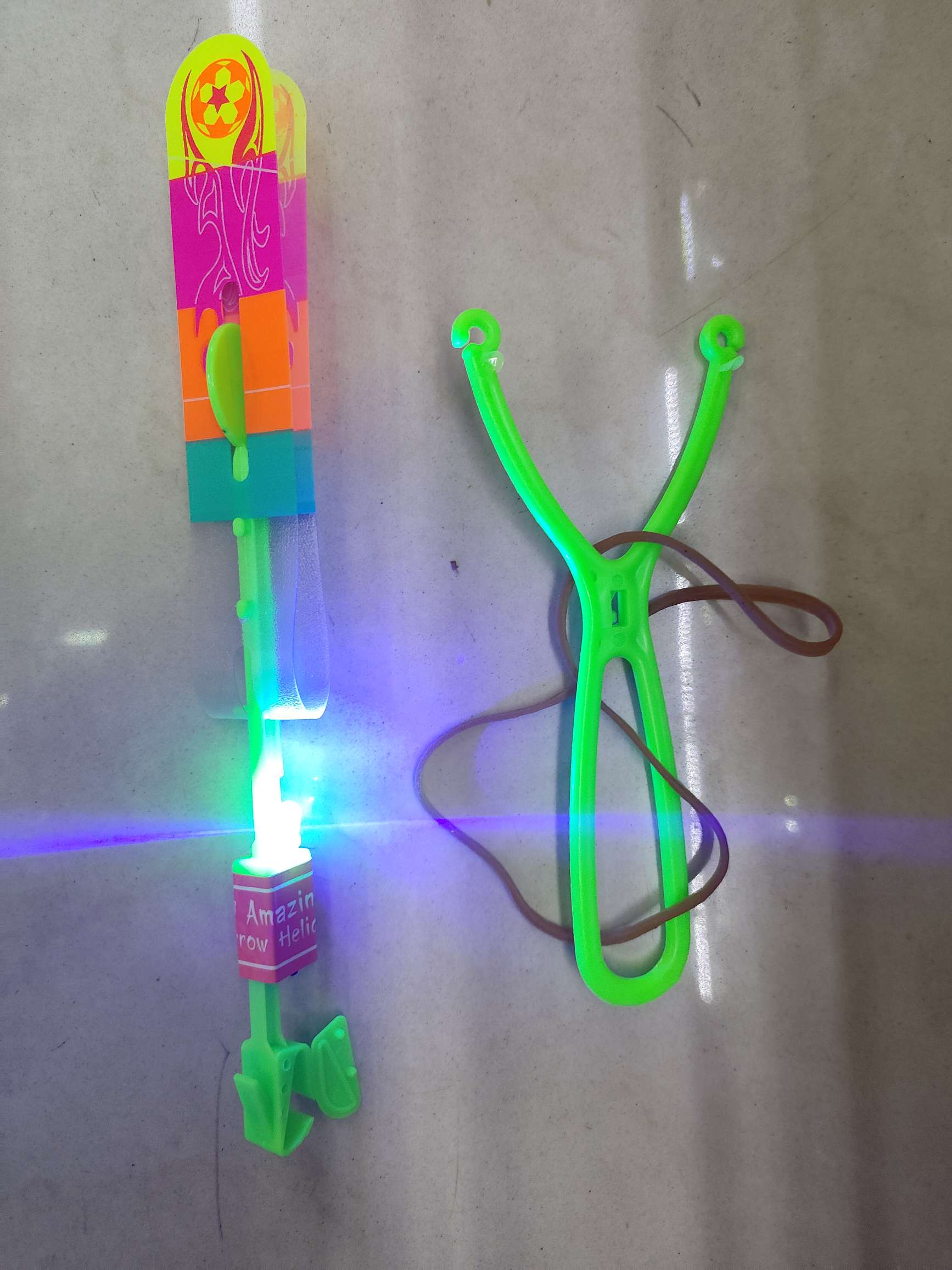 带灯弹弓飞灯玩具，opp袋装，混色。0.52元/个，2000个/箱。热门地摊摆摊批发