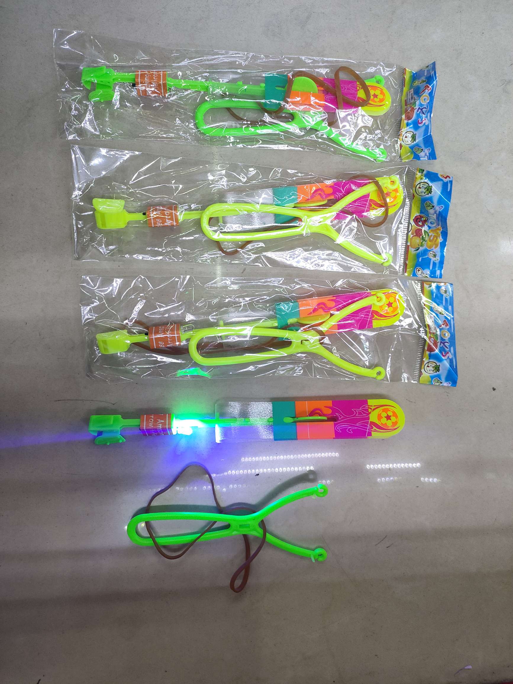 带灯弹弓飞灯玩具，opp袋装，混色。0.52元/个，2000个/箱。热门地摊摆摊批发细节图