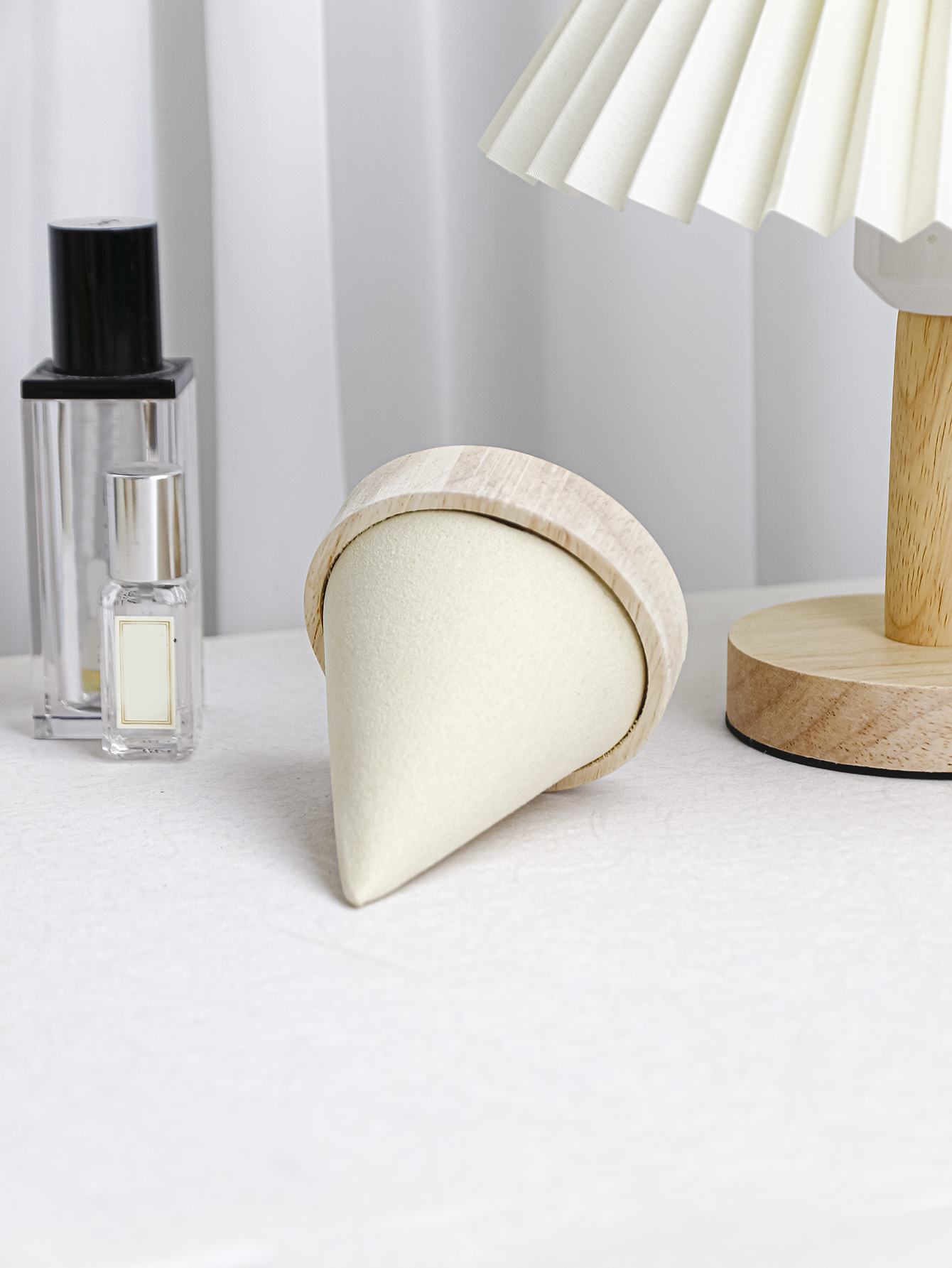 The wooden watch box, jewelry display stand, bracelet plate, conical display stand is a must-have for setting up a stall for display, storage and organization. The style is novel Application Scenario