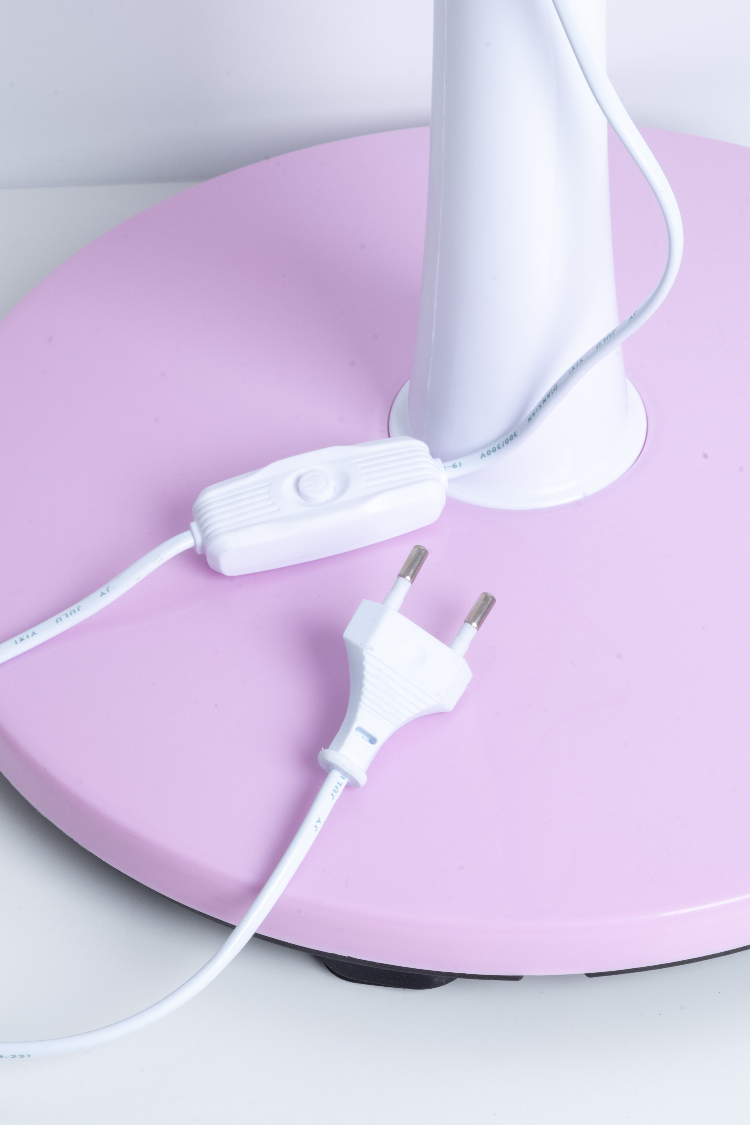 DeepKing Cross-border DK-129 electric fan, floor fan, household silent plastic, small vertical, strong wind force telescopic, soft blade fan without mesh cover Item Picture