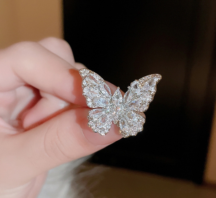 Super ethereal luxury zircon butterfly ear clips, European and American light luxury trendy ear buckles, niche high-end feel, versatile earrings, micro-inlaid earrings detail image 4