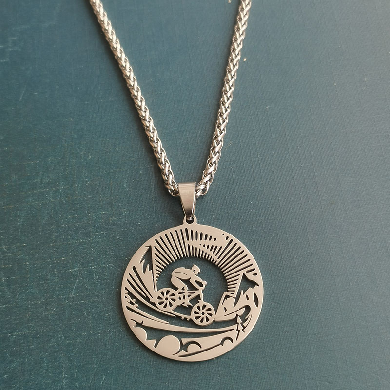 跨境外贸DIY饰品配件个性骑自行车运动镂空钛钢不锈钢项链吊坠男白底实物图