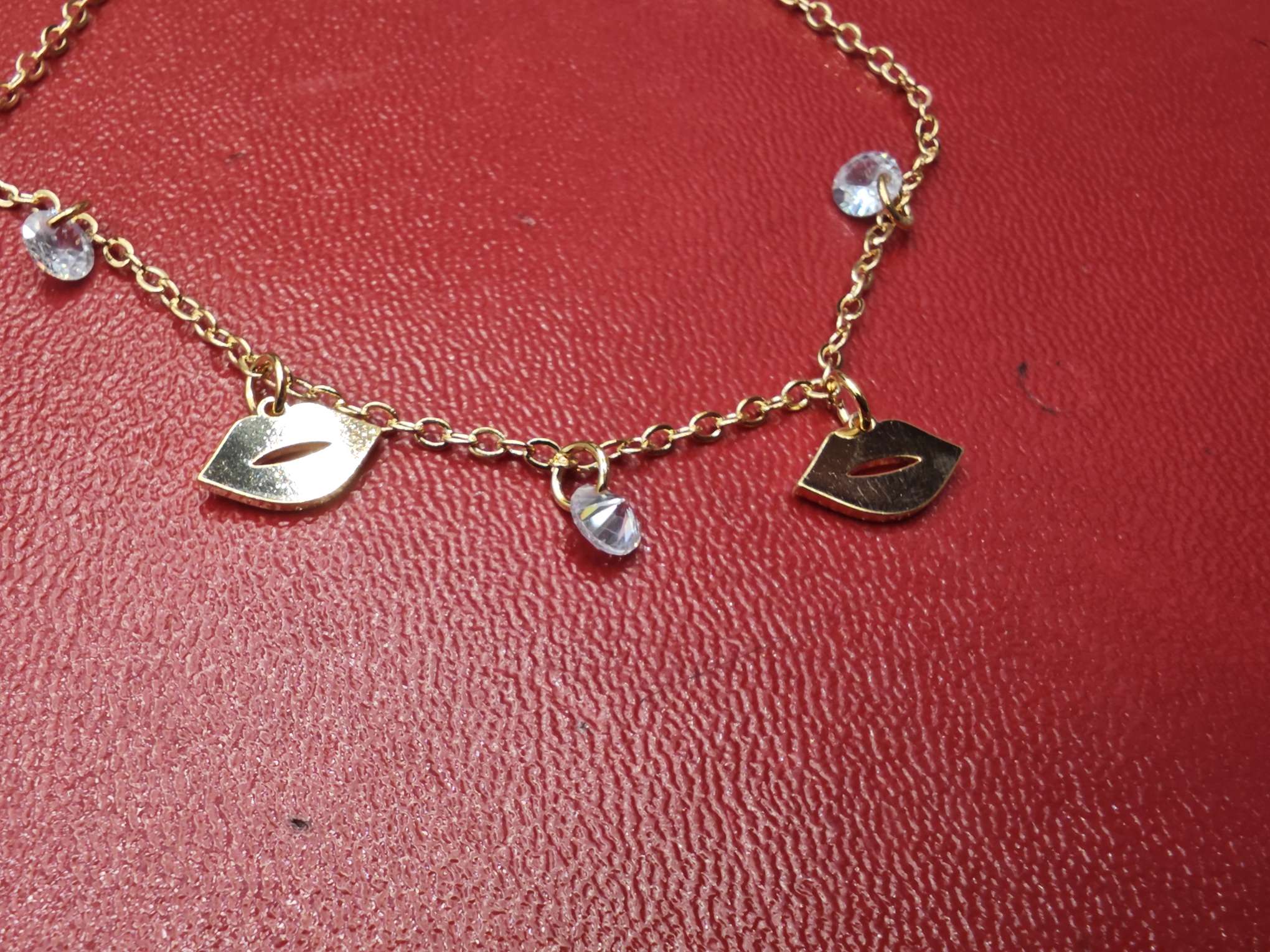 水晶手串饰品 唇形
手链 手饰精致设计 时尚潮流手链 高级感手饰品 炫酷手链饰品详情图2