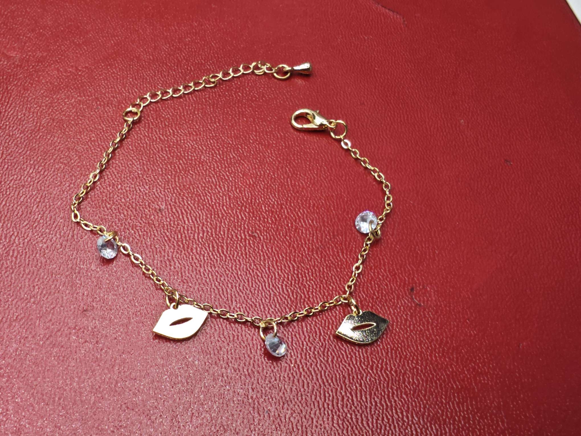 水晶手串饰品 唇形
手链 手饰精致设计 时尚潮流手链 高级感手饰品 炫酷手链饰品产品图