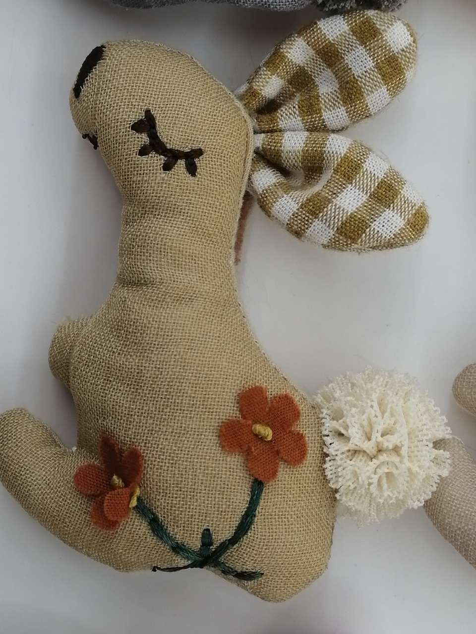 可爱甜美 7公分绣花闭眼兔 头饰配件 发饰配饰 挂饰配件 帽子配饰 头饰花配件发饰细节图