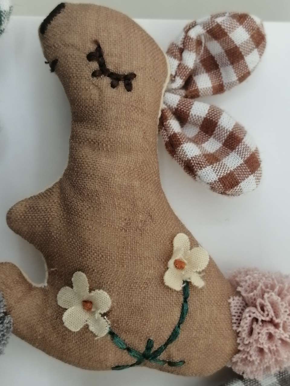 可爱甜美 7公分绣花闭眼兔 头饰配件 发饰配饰 挂饰配件 帽子配饰 头饰花配件发饰白底实物图