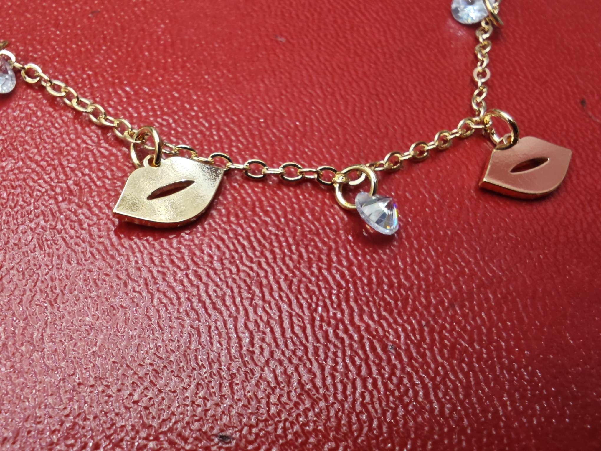 水晶手串饰品 唇形
手链 手饰精致设计 时尚潮流手链 高级感手饰品 炫酷手链饰品详情图4