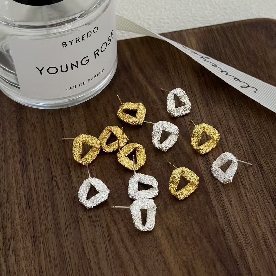 Francés temperamento moda retro plata agujas pendientes triángulo oro esmerilado plata luz lujo alto sentido de los aretes orejeras mujeres Application Scenario
