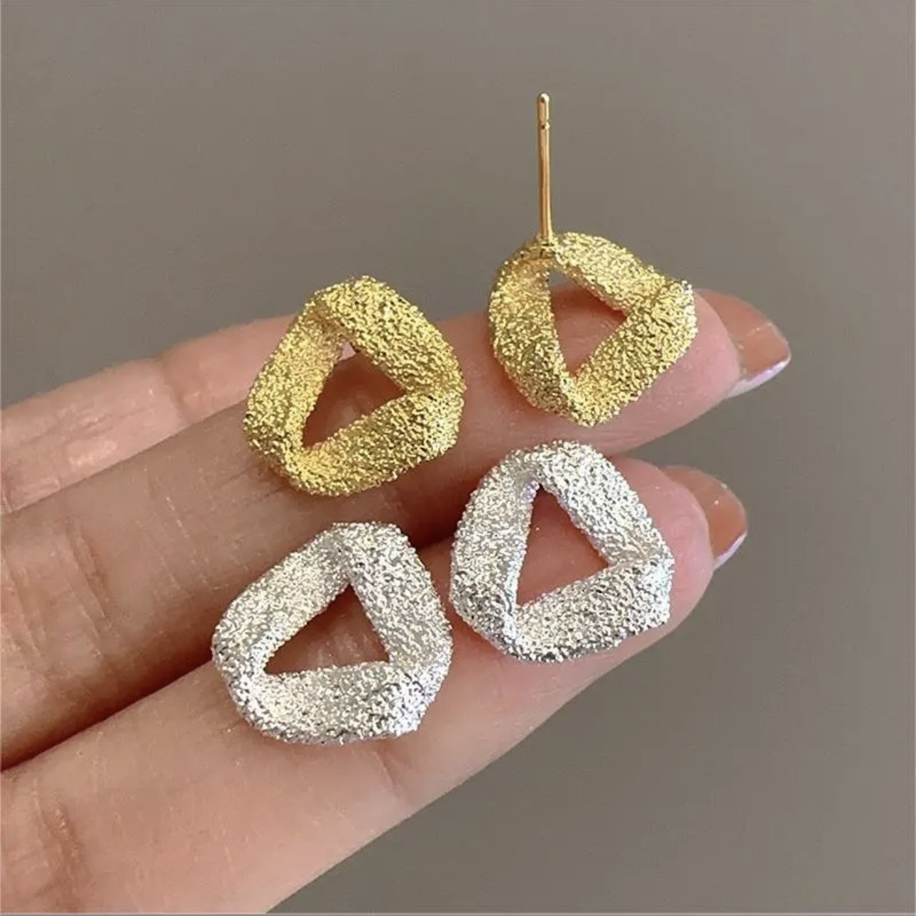 Francés temperamento moda retro plata agujas pendientes triángulo oro esmerilado plata luz lujo alto sentido de los aretes orejeras mujeres