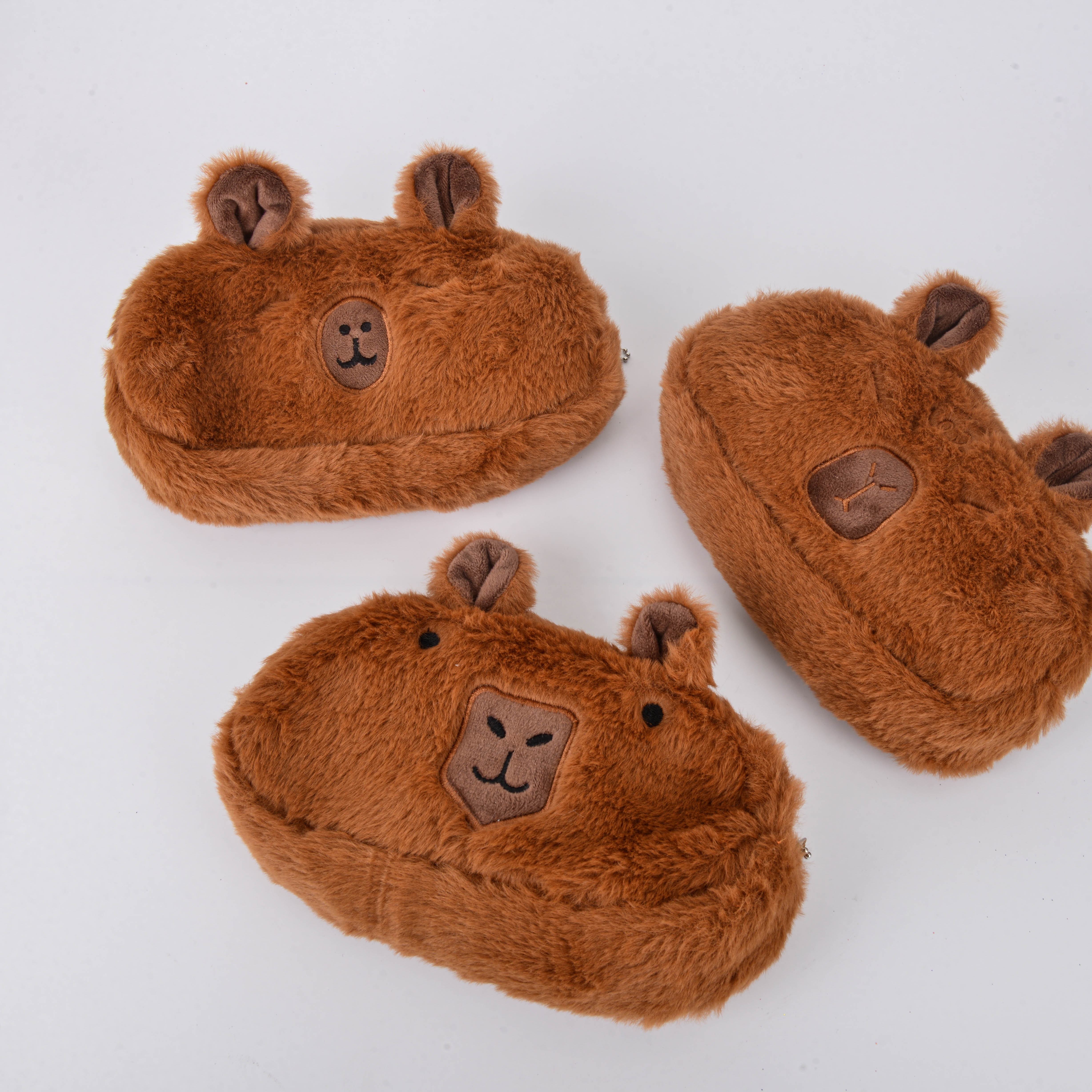 The same style of Capibala plush pen case as Xiaohongshu, cute cartoon stationery storage bag, large-capacity stationery box Application Scenario