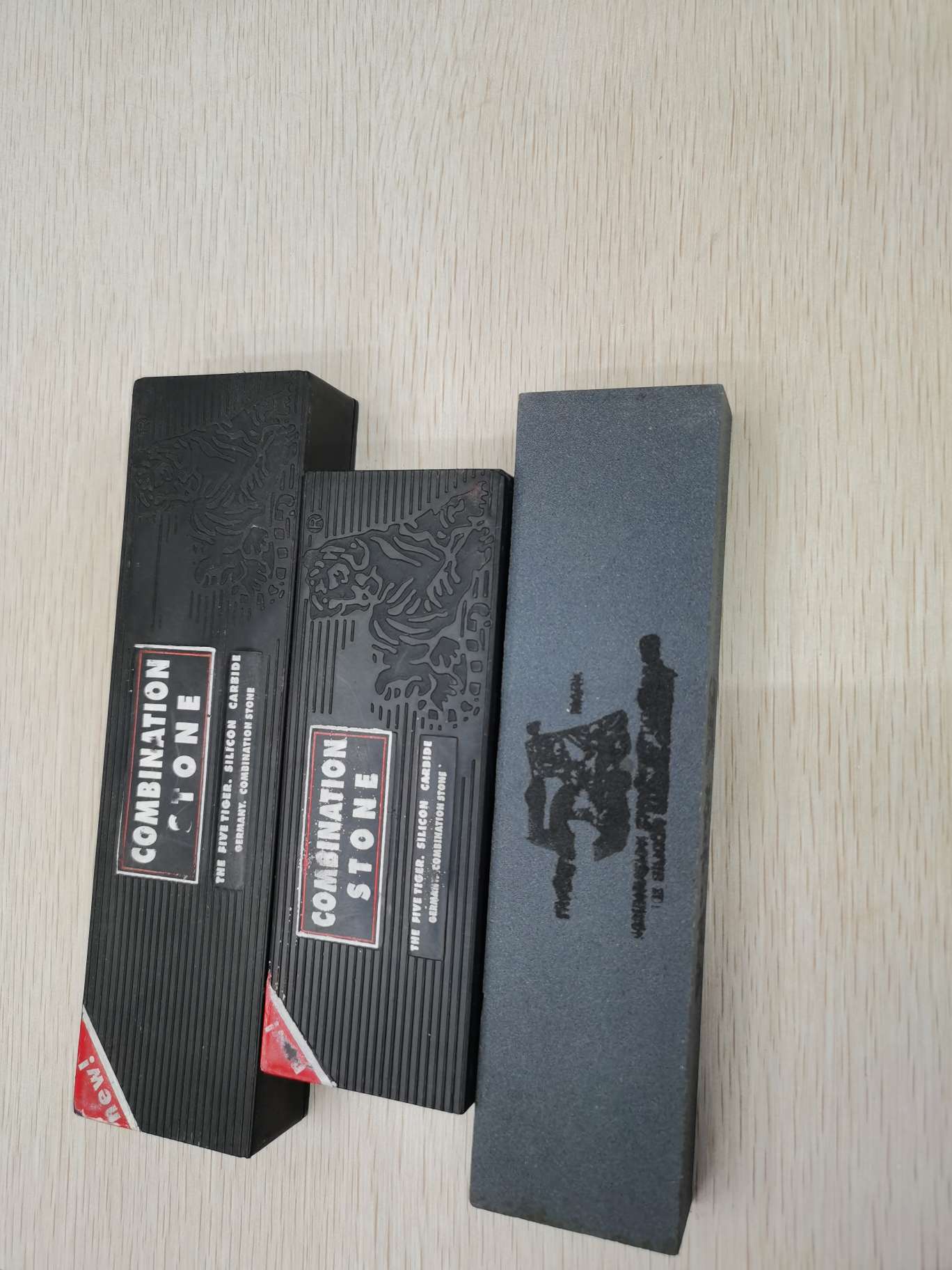 Five Tigers Oilstone plastic box pure black silicon carbide whetstone detail image 2