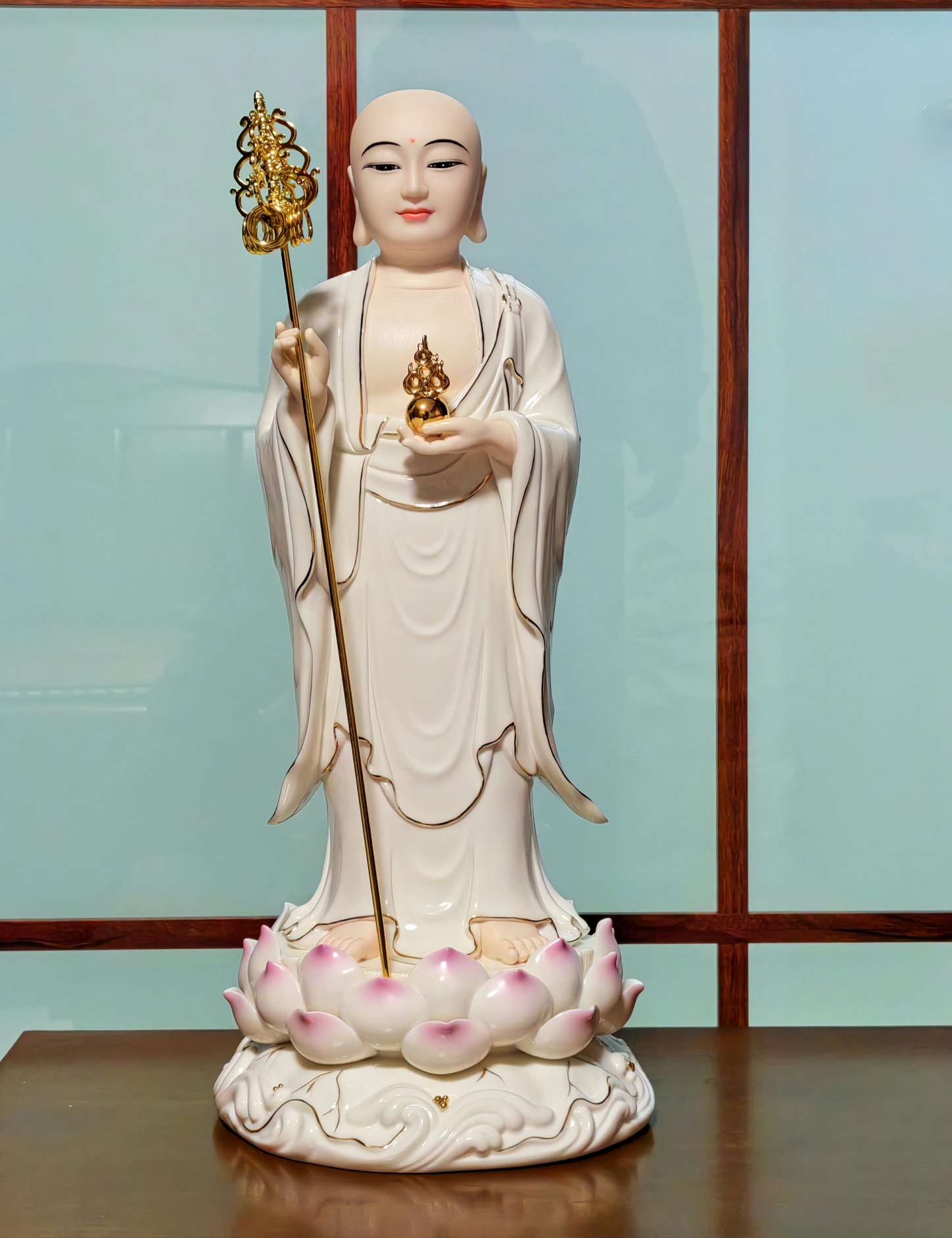 Buddha statue of the King of the Earth, ceramic