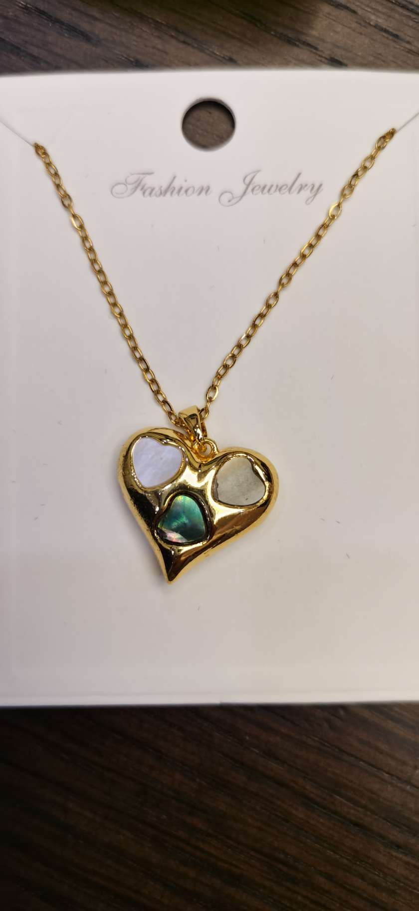A new retro, light luxury, high-end and niche abalone and shell heart necklace is a popular cross-border product in Europe and America. It features a unique design for women, exuding a high-end and elegant charm. It is a 14K genuine gold pendant necklace with a large heart and shell plating details Picture