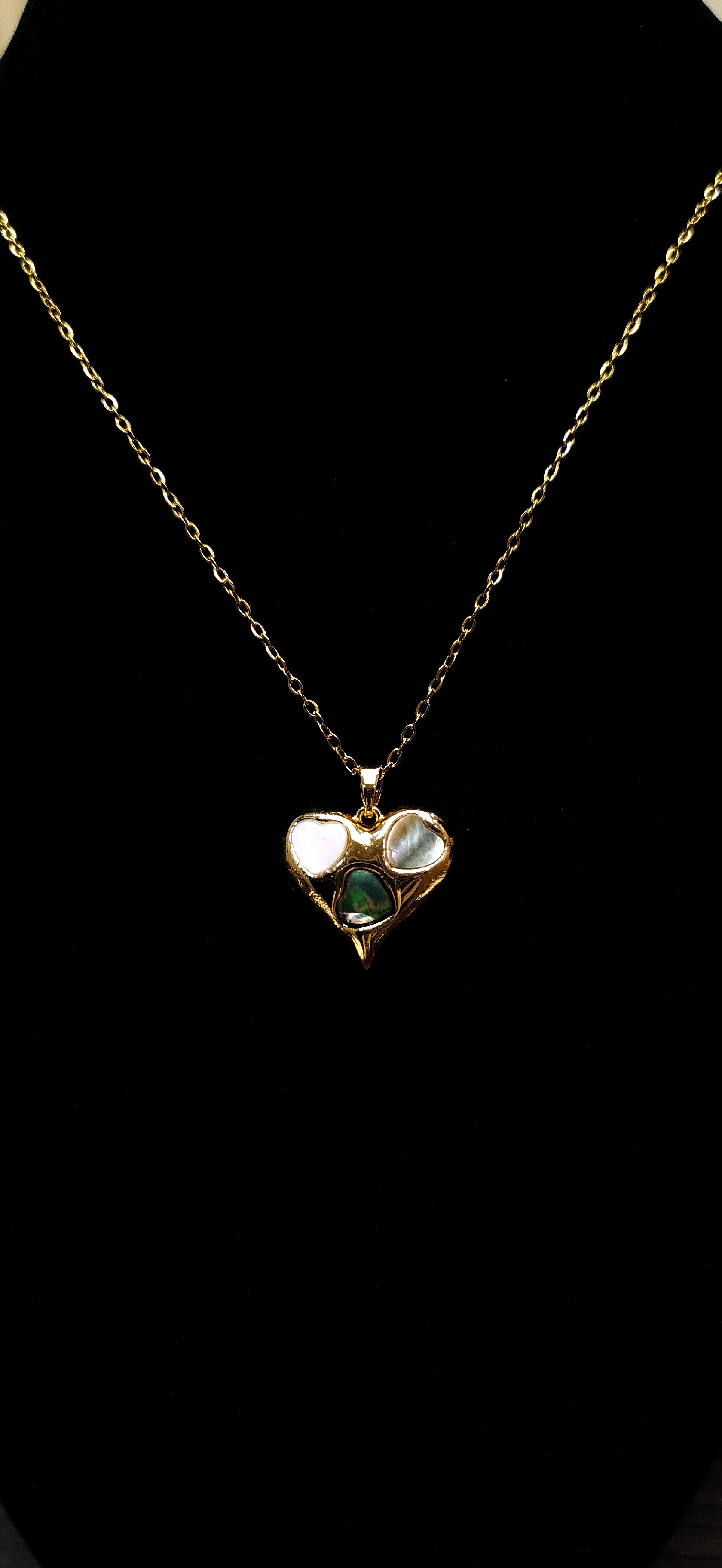 A new retro, light luxury, high-end and niche abalone and shell heart necklace is a popular cross-border product in Europe and America. It features a unique design for women, exuding a high-end and elegant charm. It is a 14K genuine gold pendant necklace with a large heart and shell plating