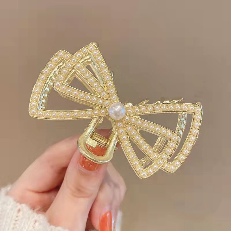 Korean version water diamond bow hair clip, bun hair clip, adult diamond-encruted ponytail clip, claw clip, pearl shark clip, new women's style Application Scenario