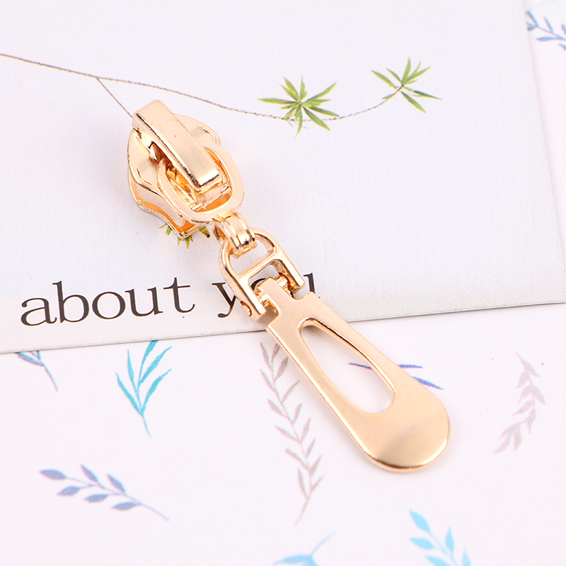 New fashionable zipper pulls, high-end metal diamond-encrusted zipper pulls, pull-down pieces, custom-made zipper pulls for bags and clothing Application Scenario