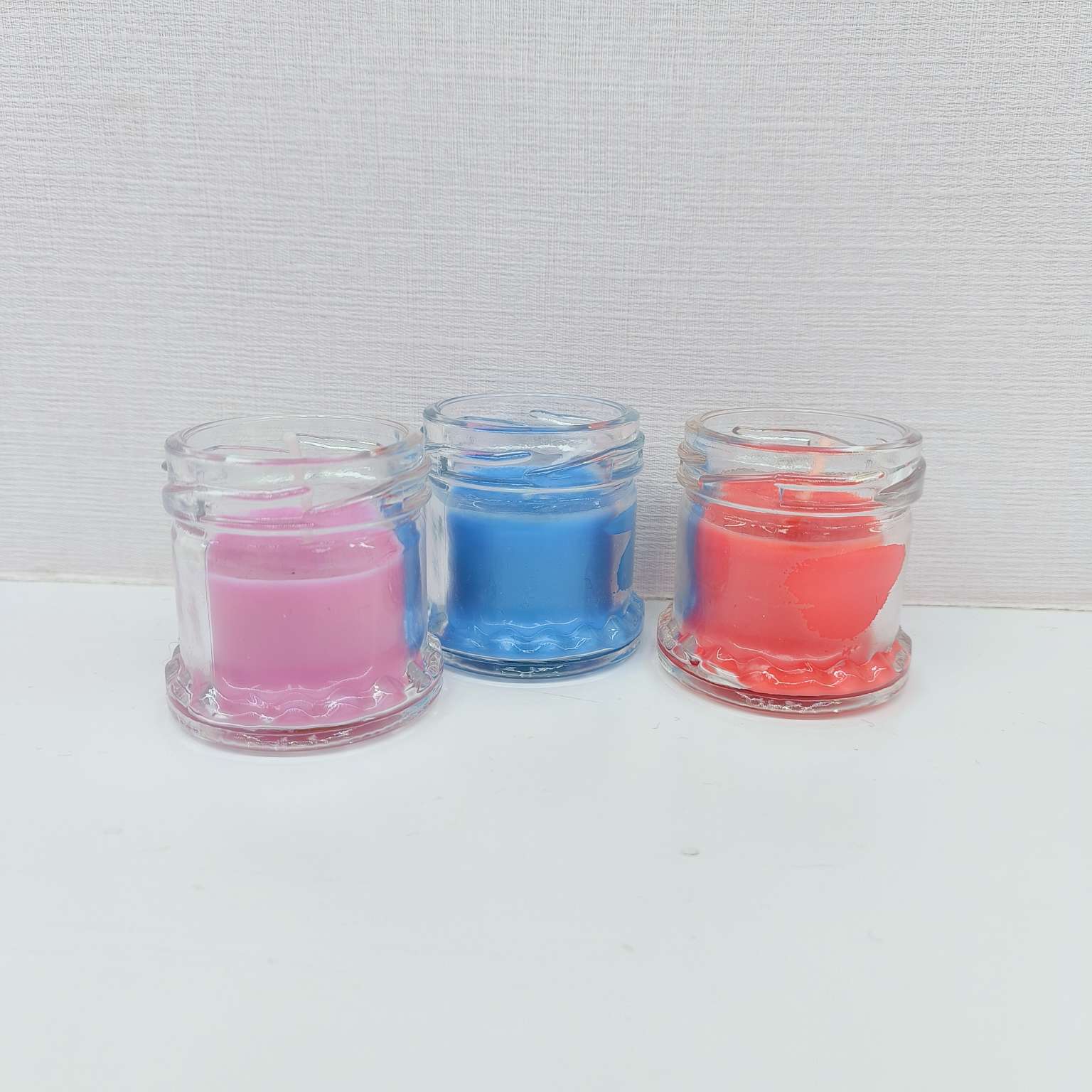 家居香薰蜡烛 玻璃杯彩色蜡烛 玫瑰味、薰衣草味香氛白底实物图