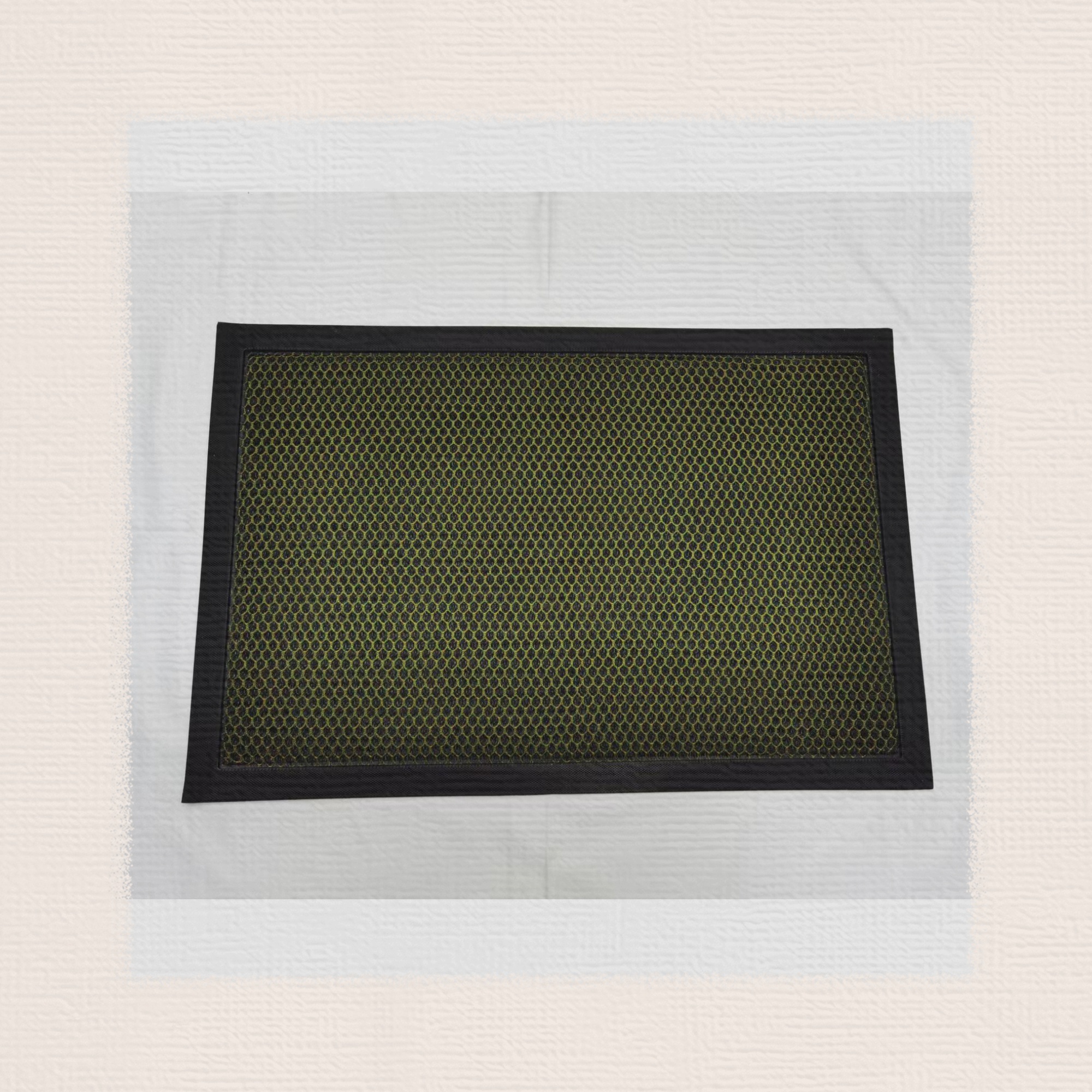 The product quality is excellent. The standard size is 6 colors and 40*60 cm. It is a solid color elastic wire floor mat, honeycomb mat, rubbing mat, door mat, foot mat, high elastic foot mat, anti-slip mat, and scratch-off massage mat full figure