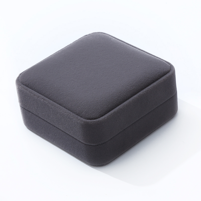 Jewelry and gold heart-shaped ring box, flocked jewelry box, grey plush Application Scenario