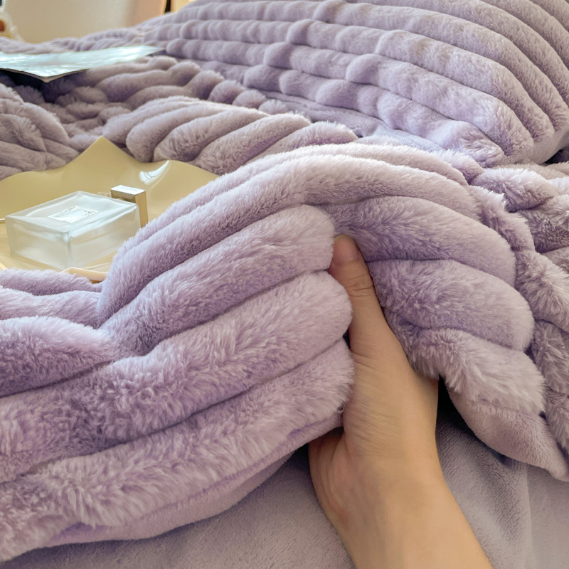 君宝家纺2025新款加厚纯色宽抽条剪花仿兔毛绒牛奶绒法兰绒面料现货批发（可供跨境）白底实物图