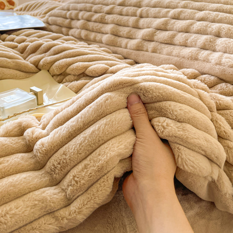 君宝家纺2025新款加厚纯色宽抽条剪花仿兔毛绒牛奶绒法兰绒面料现货批发（可供跨境）细节图