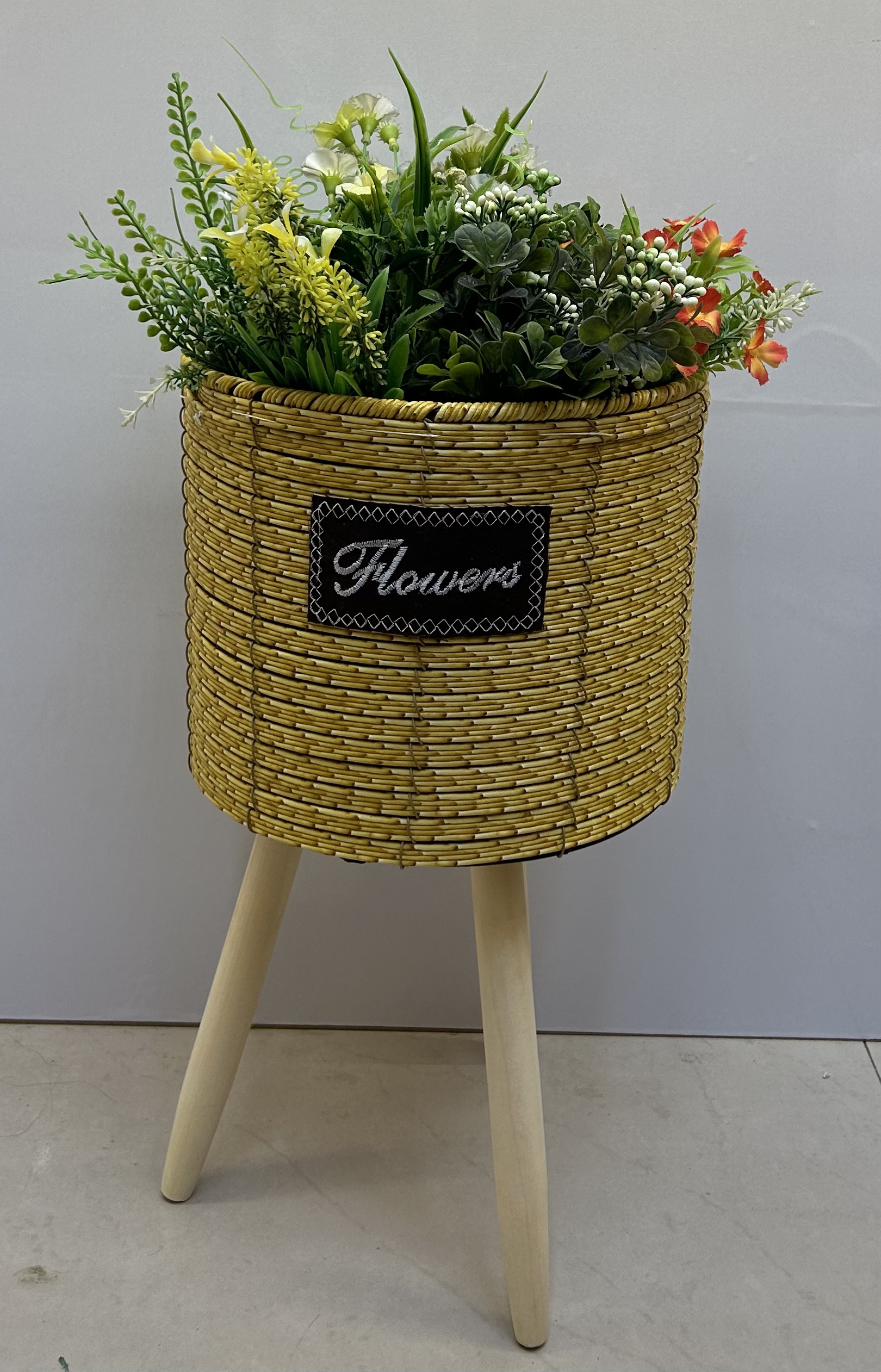 Nordic style creative pure handcrafted outer woven flower baskets, wooden legs, high flower stands, floor-standing indoor and outdoor decoration, green ivy, garden potted plants, artificial flowers/real flowers suitable Application Scenario