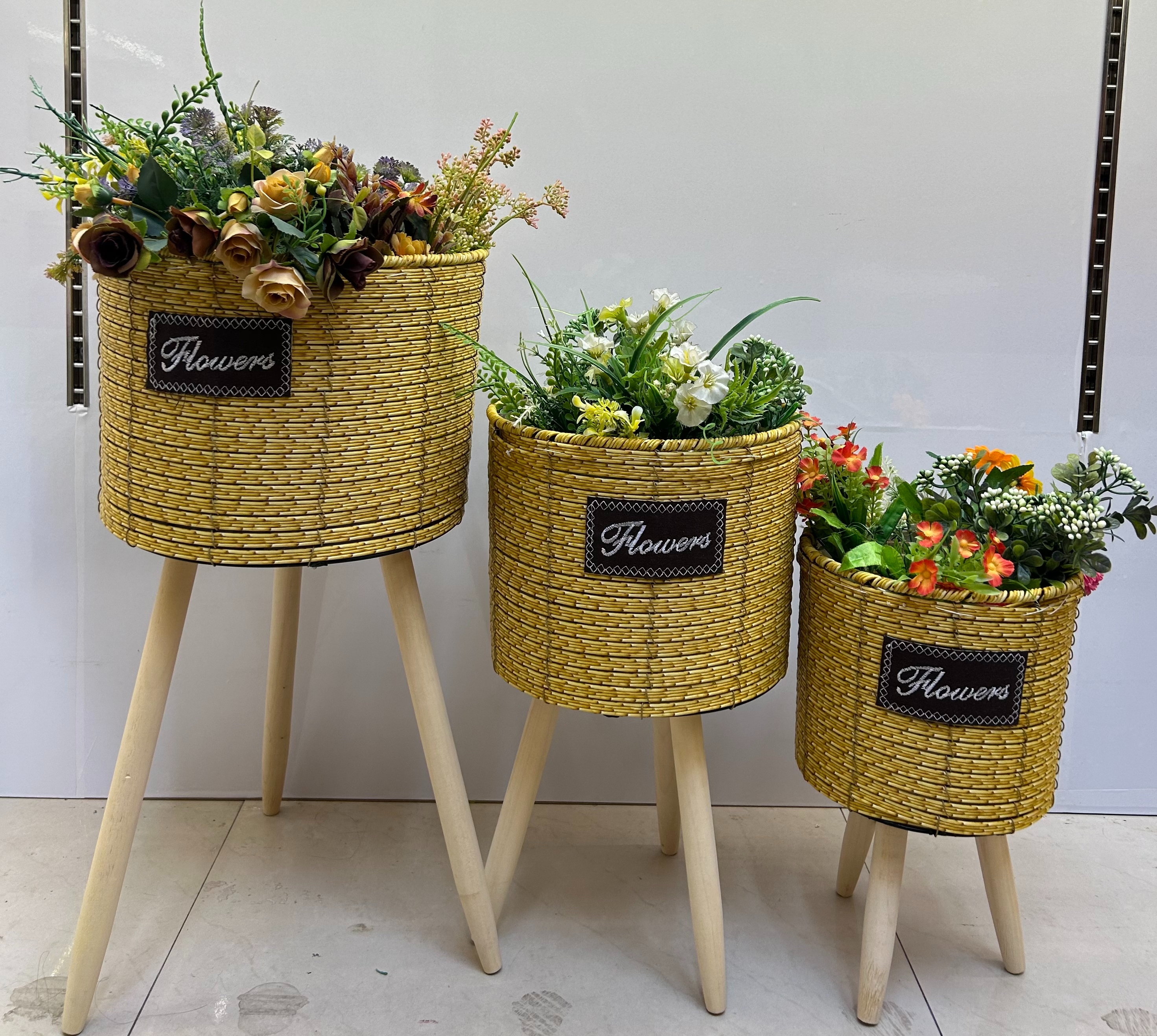 Nordic style creative pure handcrafted outer woven flower baskets, wooden legs, high flower stands, floor-standing indoor and outdoor decoration, green ivy, garden potted plants, artificial flowers/real flowers suitable