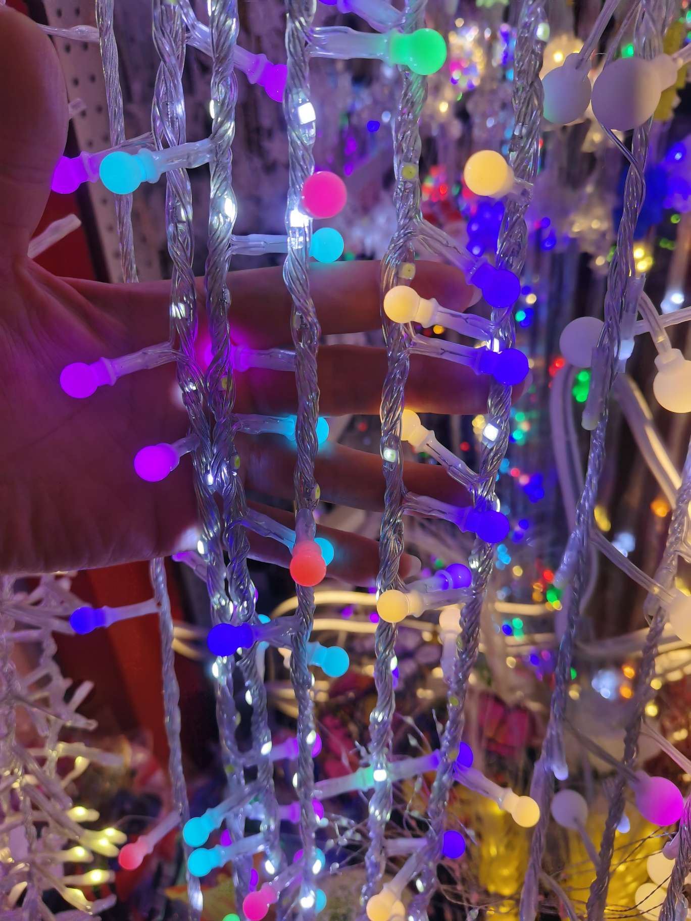 Outdoor LED light strings, colored star lights, bulb light strings, colored lights, light strips, lighting fixtures, colored lights are beautiful, durable, energy-saving and environmentally friendly, lighting up your night. Water flow firecracker shaped lights, 5-meter colored lights Application Scenario