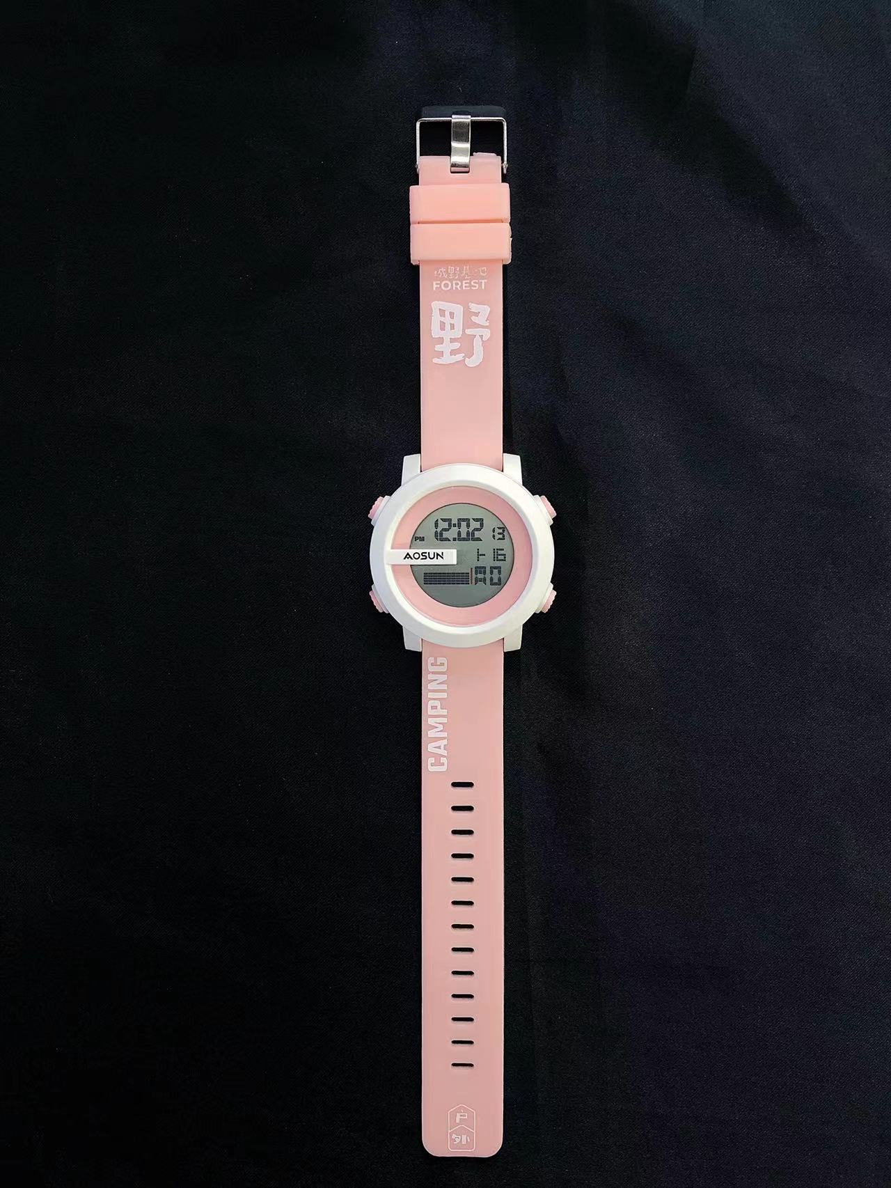 The new watch is a compact and stylish electronic watch for junior and senior high school students with a high level of appearance. It is suitable for students to take exams and has multiple functions Application Scenario