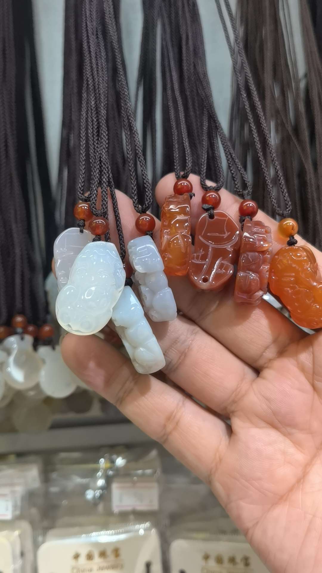 Natural crystal jadeite jewelry, natural south red jadeite rare jewelry, exquisite and elegant garnet chalcedony pendant jewelry detail image 3