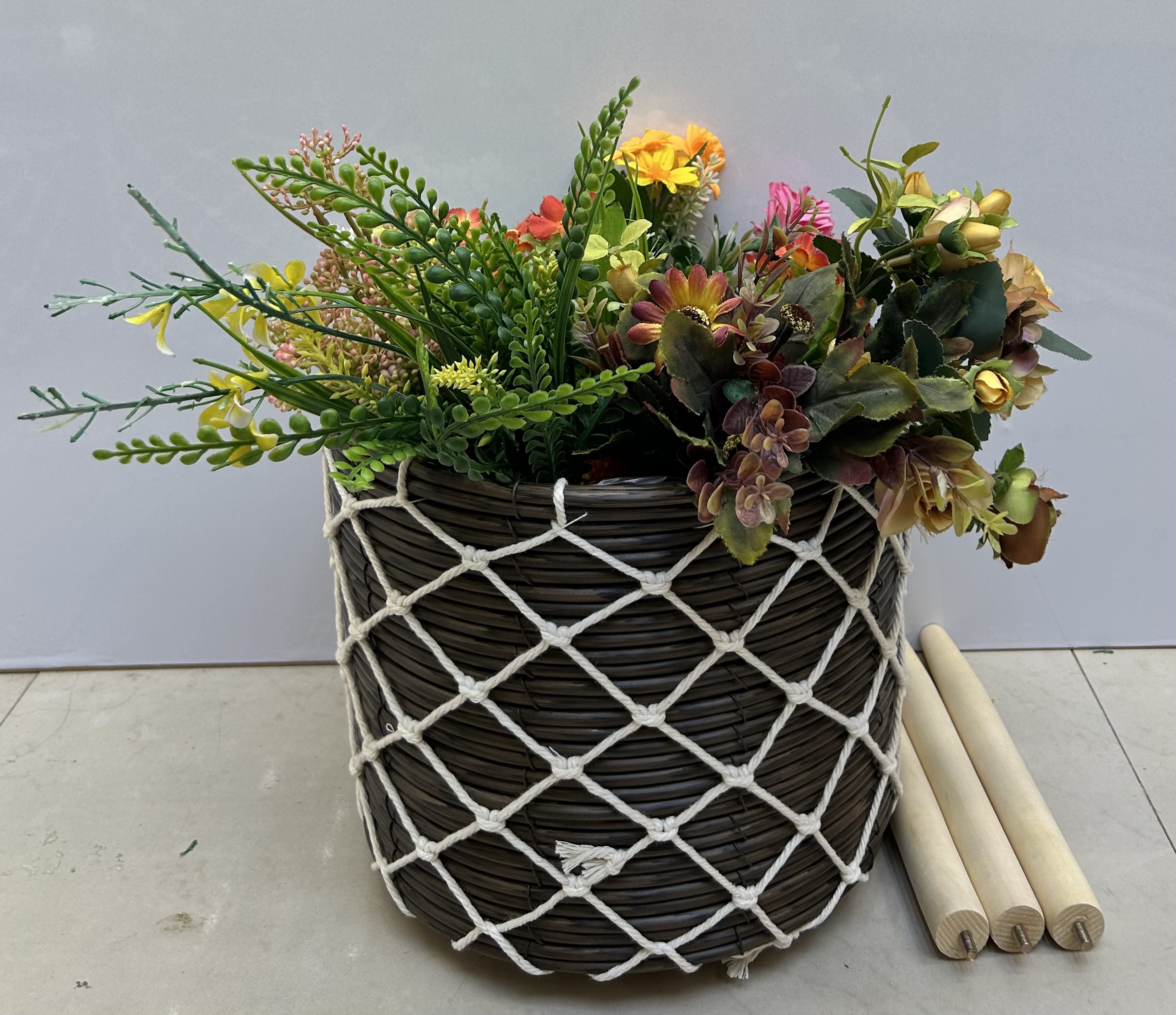 Nordic style creative pure handcrafted outer woven flower baskets, wooden leg high flower stands, floor-standing indoor and outdoor decoration, green ivy garden potted plants, artificial flowers Application Scenario
