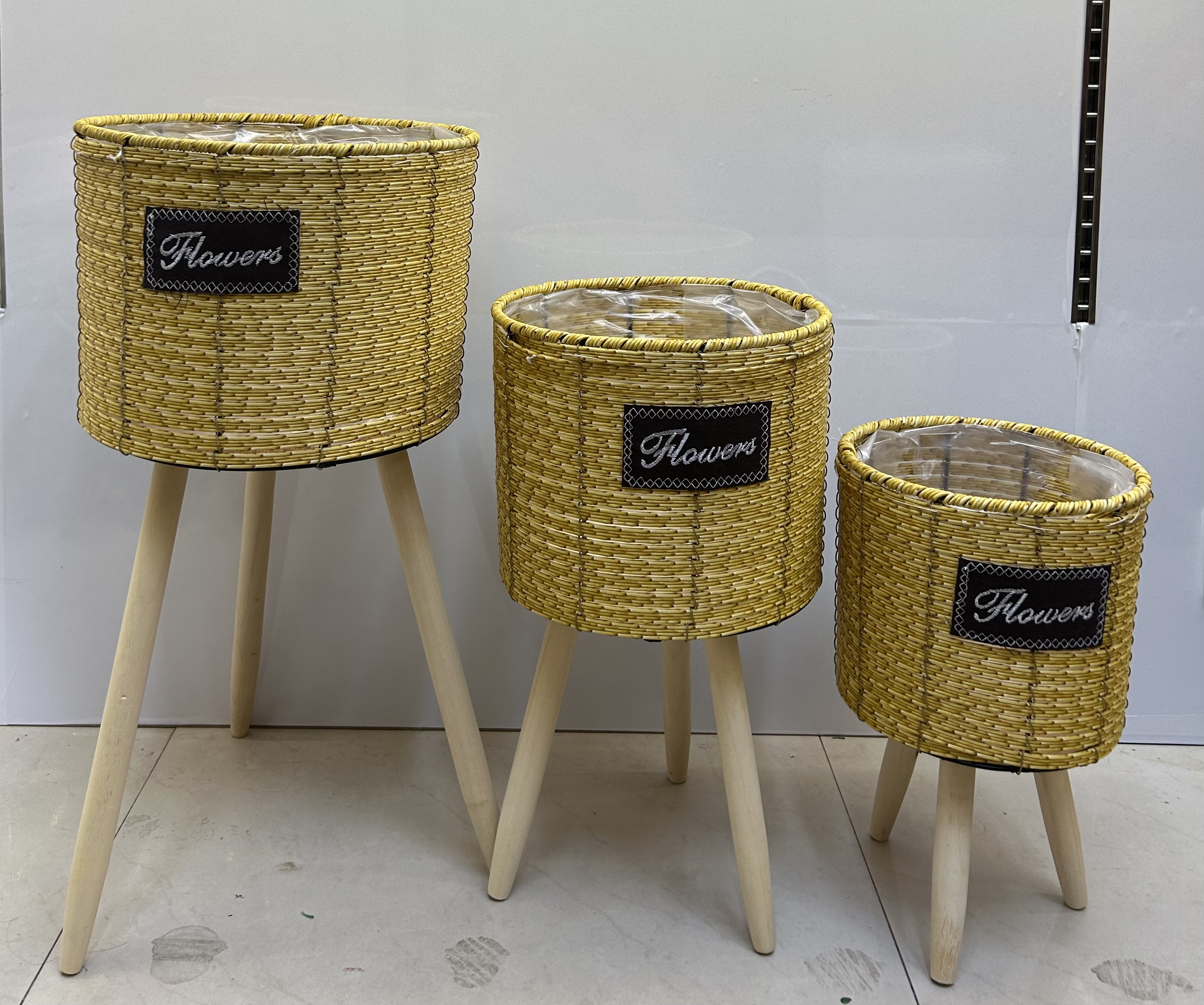 Nordic style creative pure handcrafted outer woven flower baskets, wooden legs, high flower stands, floor-standing indoor and outdoor decoration, green ivy, garden potted plants, artificial flowers/real flowers suitable details Picture