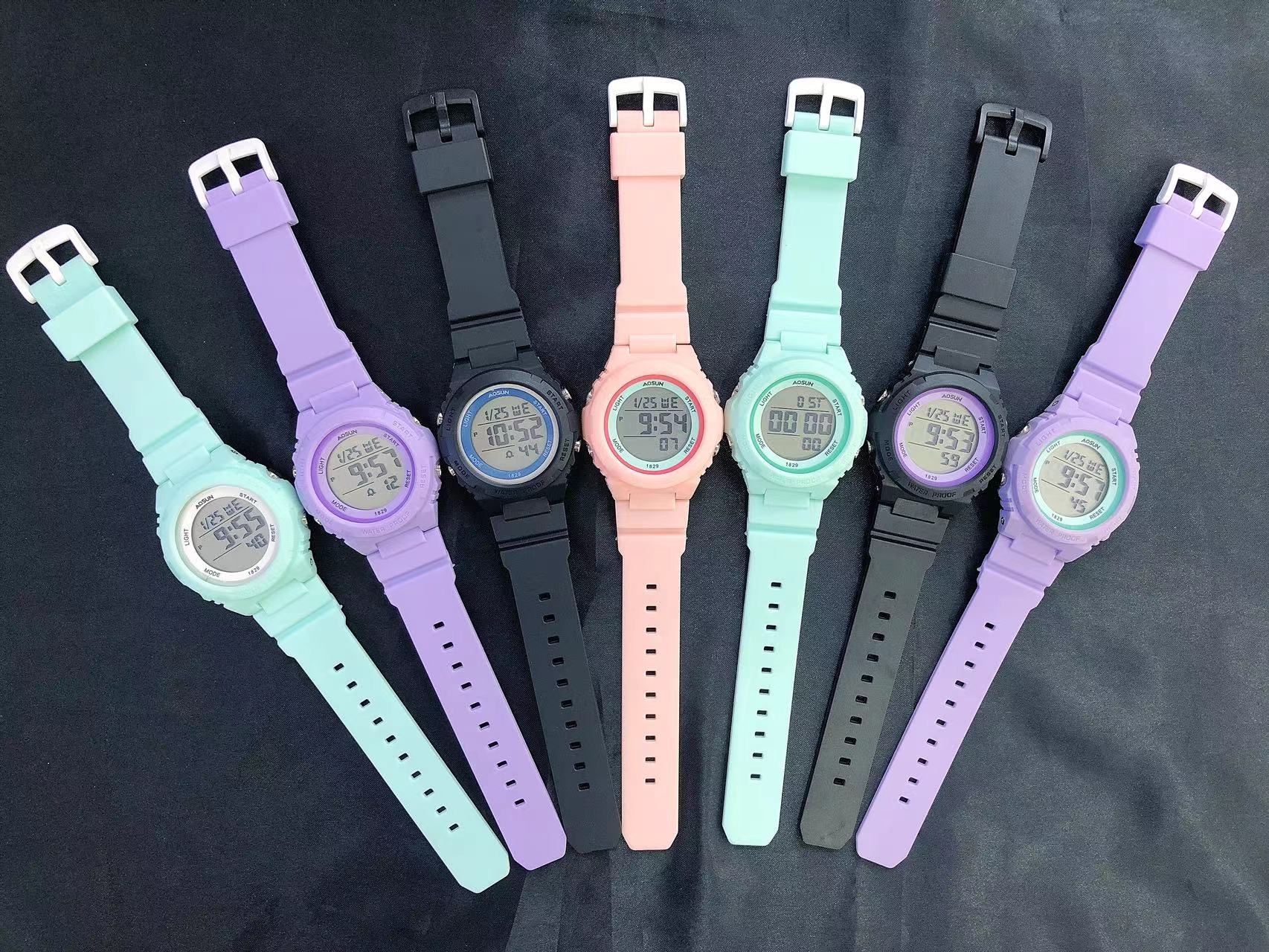 This is a niche electronic watch for junior and senior high school students, featuring a luminous, waterproof, sporty Korean version with a disc and an ins school style