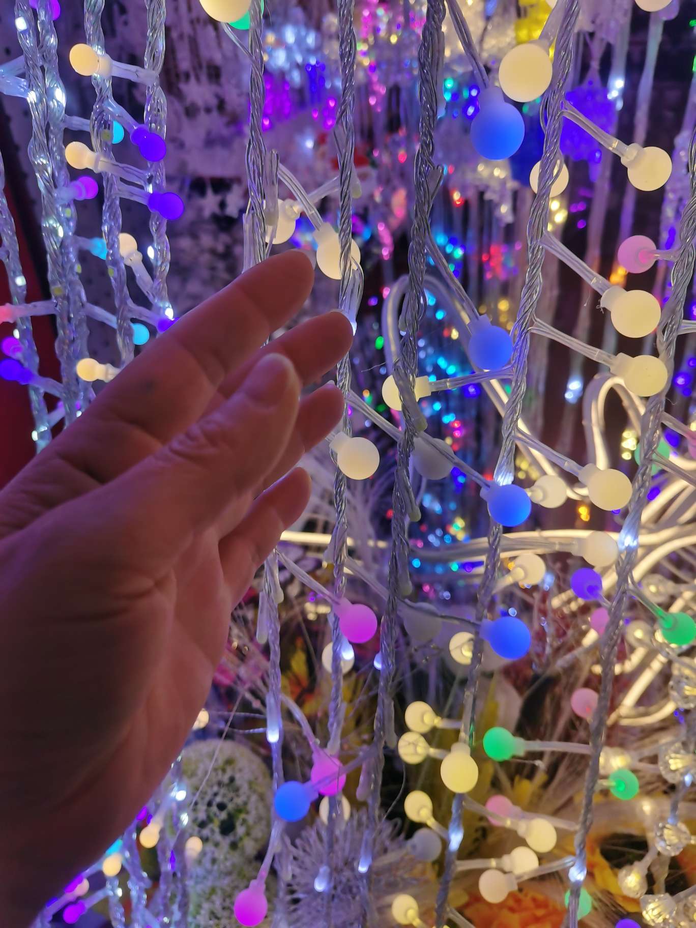 Outdoor LED light strings, colored star lights, bulb light strings, colored lights, light strips, lighting fixtures, colored lights are beautiful, durable, energy-saving and environmentally friendly, lighting up your night. Water flow firecracker shaped lights, 5-meter colored lights Specification image