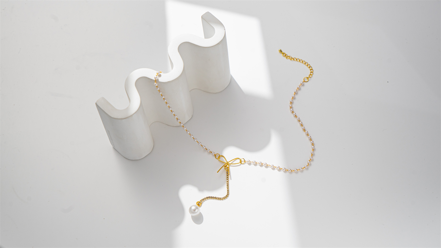 Bow pendant pearl elegant and high-end necklace Application Scenario