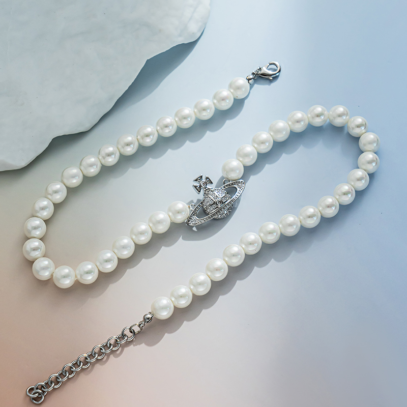A light luxury, niche and exquisite pearl necklace featuring the Saturn pendant of the Queen of the West