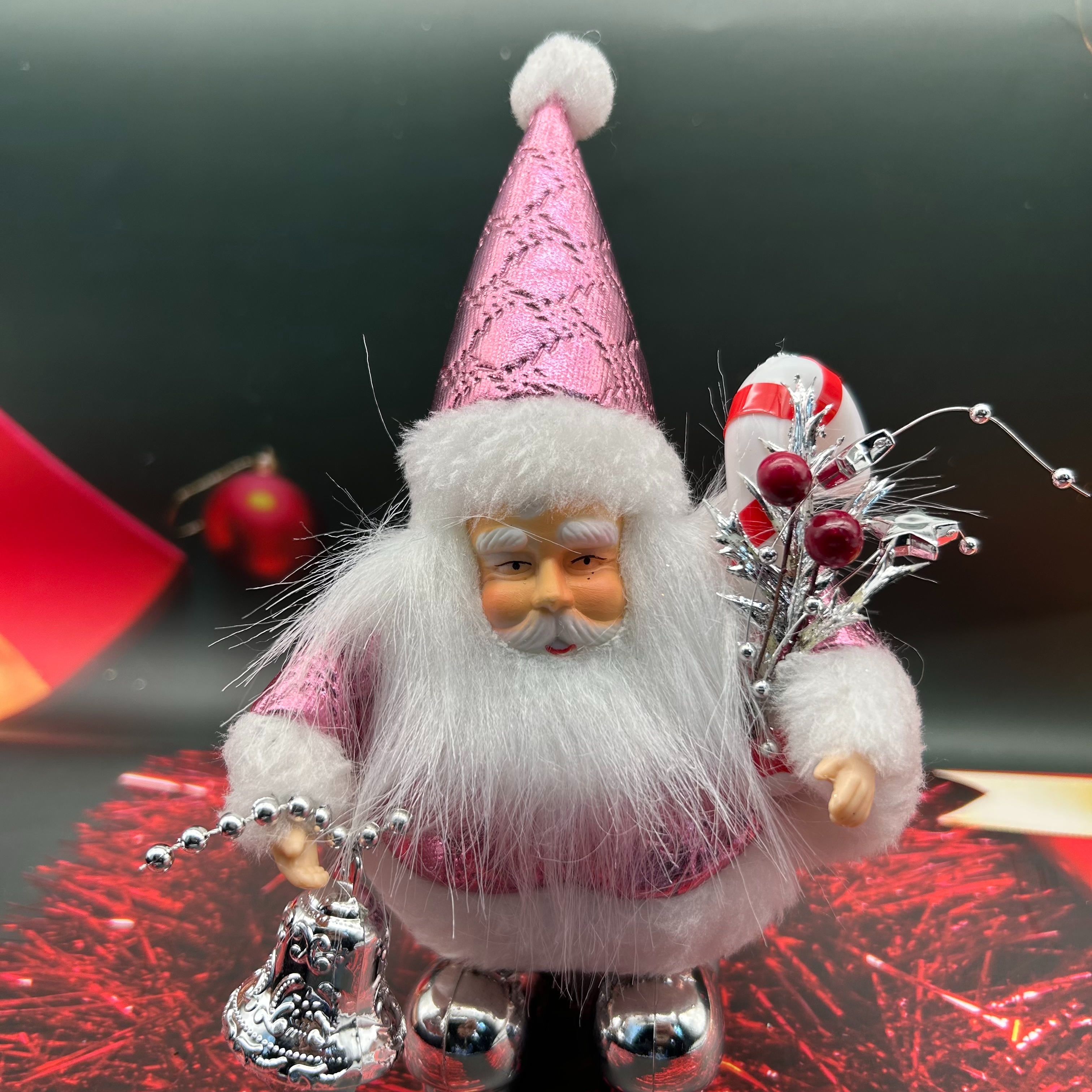 For 25 years, it has been a bestseller for the Christmas festive atmosphere. The cute old man, Santa Claus, Christmas decorations and Christmas ornaments details Picture