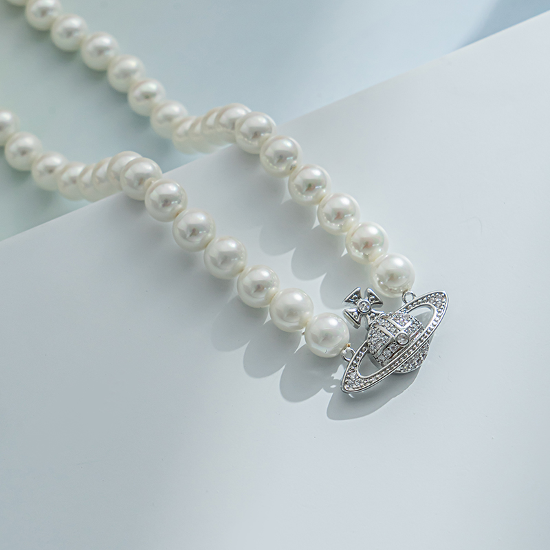 A light luxury, niche and exquisite pearl necklace featuring the Saturn pendant of the Queen of the West Specification image