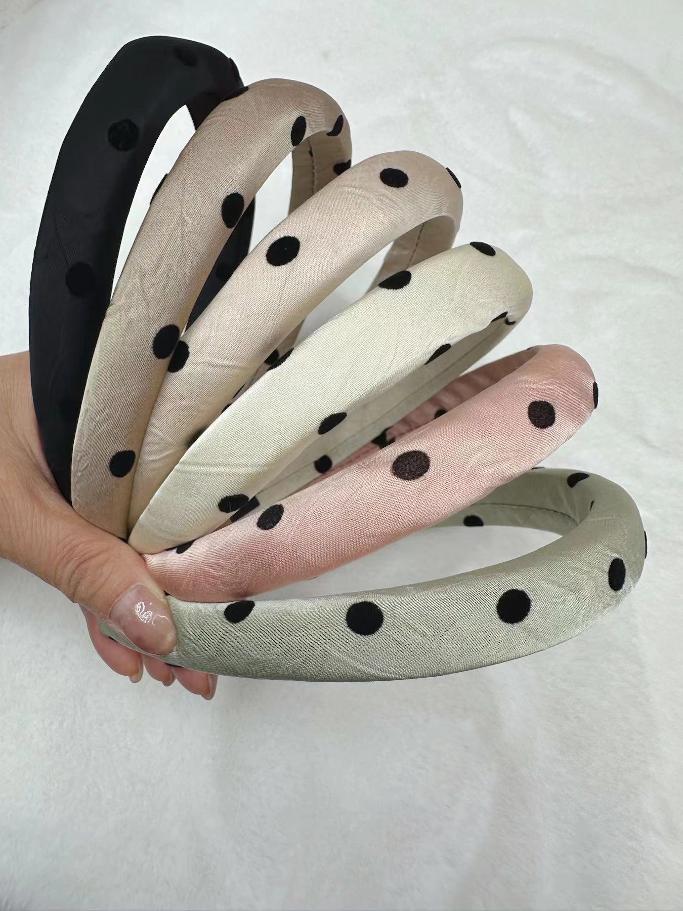 The retro hair band headwear, facial pressure hairpin check pattern, high head band for autumn and winter, versatile for women, and the outer hair band exudes a sense of sophistication details Picture