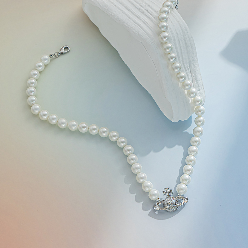 A light luxury, niche and exquisite pearl necklace featuring the Saturn pendant of the Queen of the West pic 7