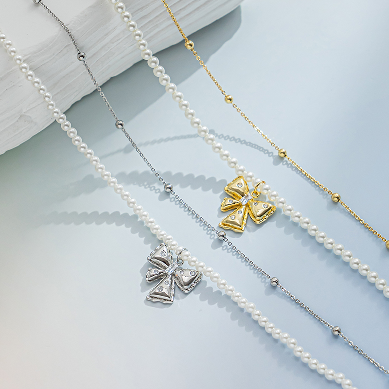 A bow pendant with pearls stacked on top of each other is an elegant and high-end pearl beaded necklace Application Scenario