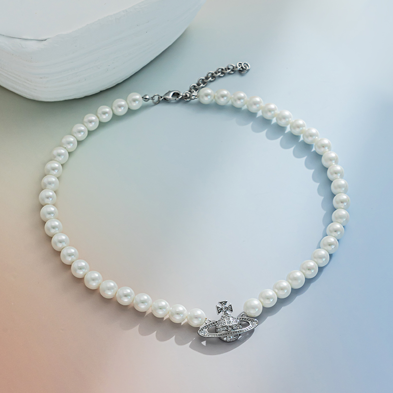 A light luxury, niche and exquisite pearl necklace featuring the Saturn pendant of the Queen of the West Application Scenario