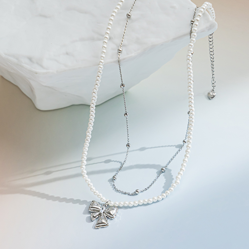 A bow pendant with pearls stacked on top of each other is an elegant and high-end pearl beaded necklace