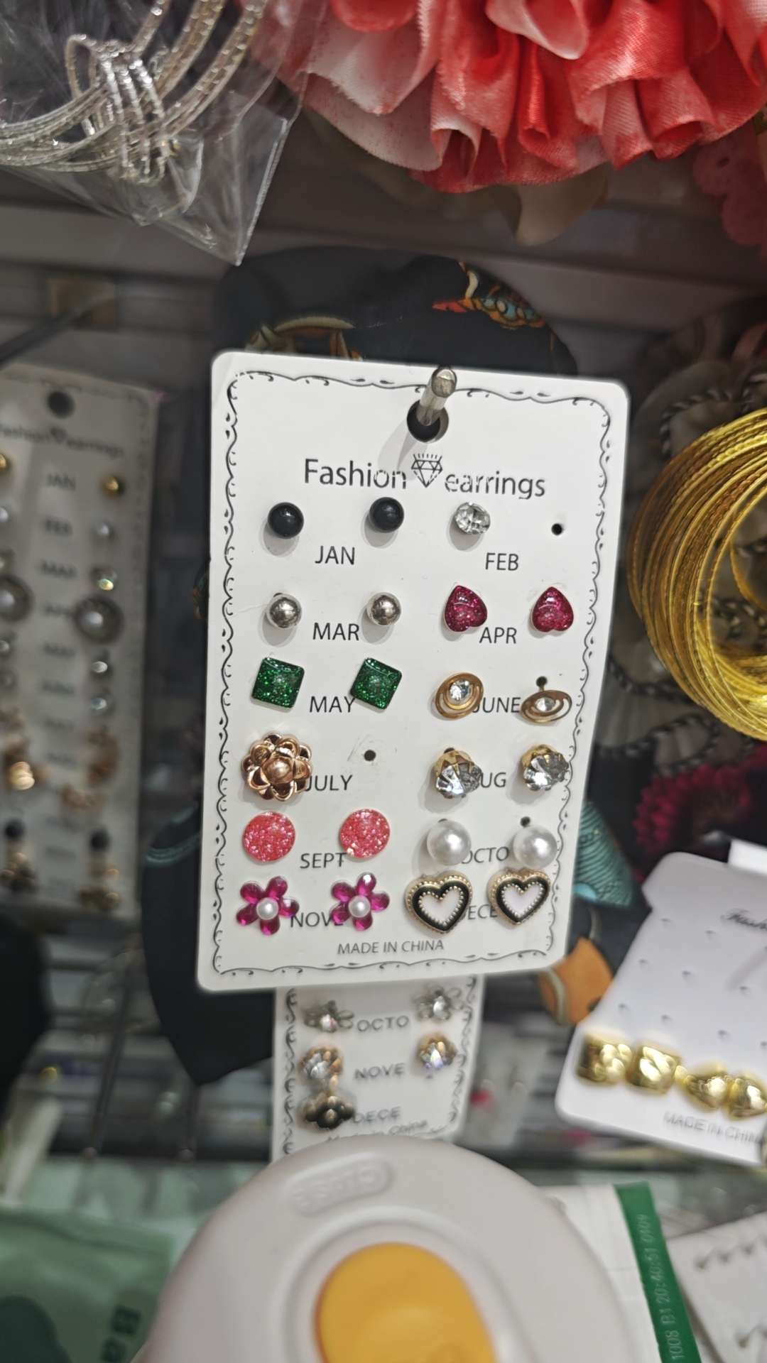 多种材料，耳钉，塑料，铁皮，ccp。耳饰耳饰