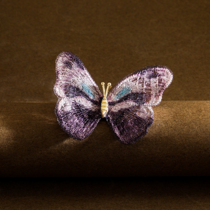 复古刺绣蝴蝶胸针梦幻色彩新款气质胸花衣服配饰破茧成蝶防走光扣胸针细节图