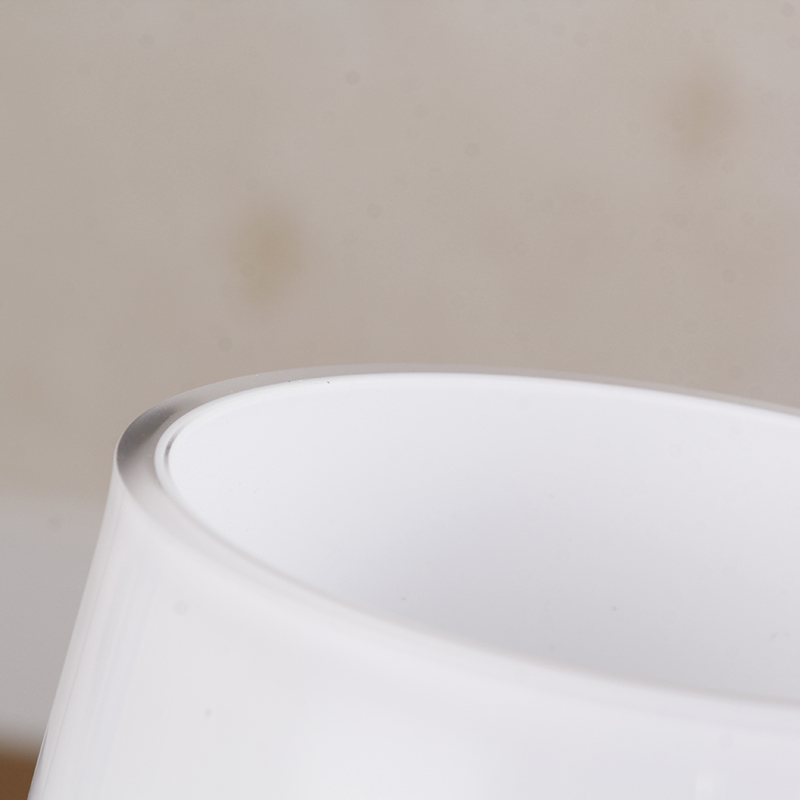 BBGLASS Baobei Glass, a white laminated glass vase, is a modern home banquet and wedding decoration item and a flower arrangement vessel Application Scenario