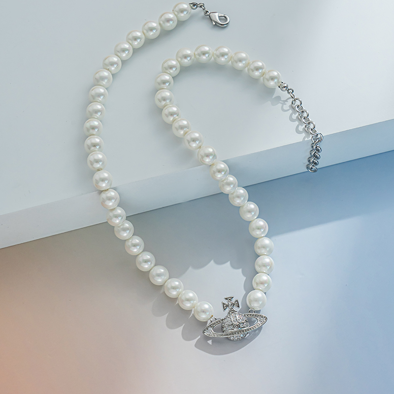 A light luxury, niche and exquisite pearl necklace featuring the Saturn pendant of the Queen of the West pic 6