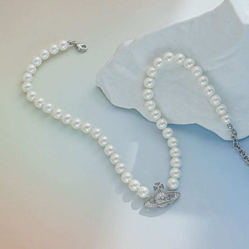 A light luxury, niche and exquisite pearl necklace featuring the Saturn pendant of the Queen of the West details Picture