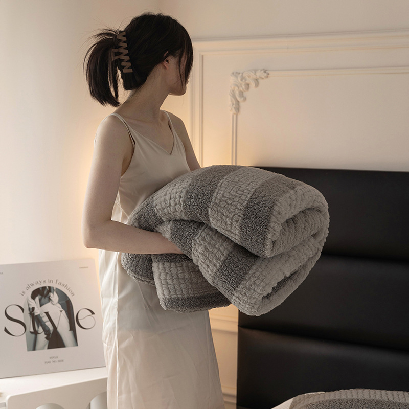 Junbao Dyeing Autumn and Winter rabbit plush Teddy plush light luxury blanket, moon plush multi-functional dyed double-layer blanket, thickened blanket, export wholesale for foreign trade, customizable blanket, worship blanket Application Scenario