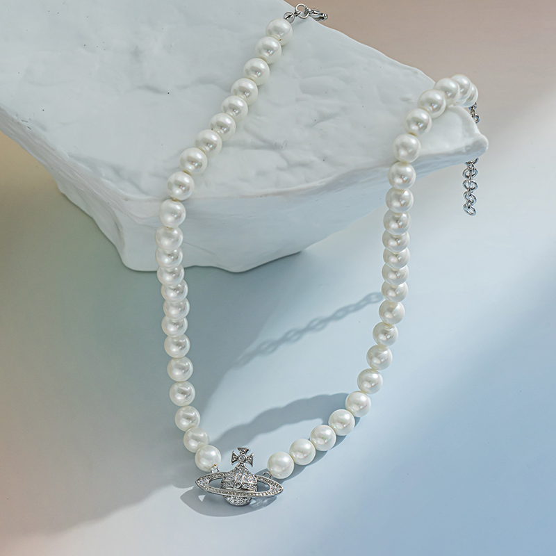 A light luxury, niche and exquisite pearl necklace featuring the Saturn pendant of the Queen of the West pic 3